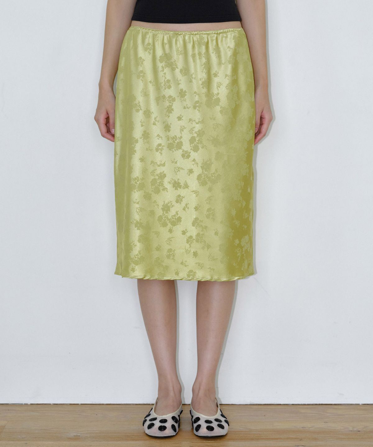 마이스(MAIS) SATIN FLORAL MIDI SKIRT / OLIVE