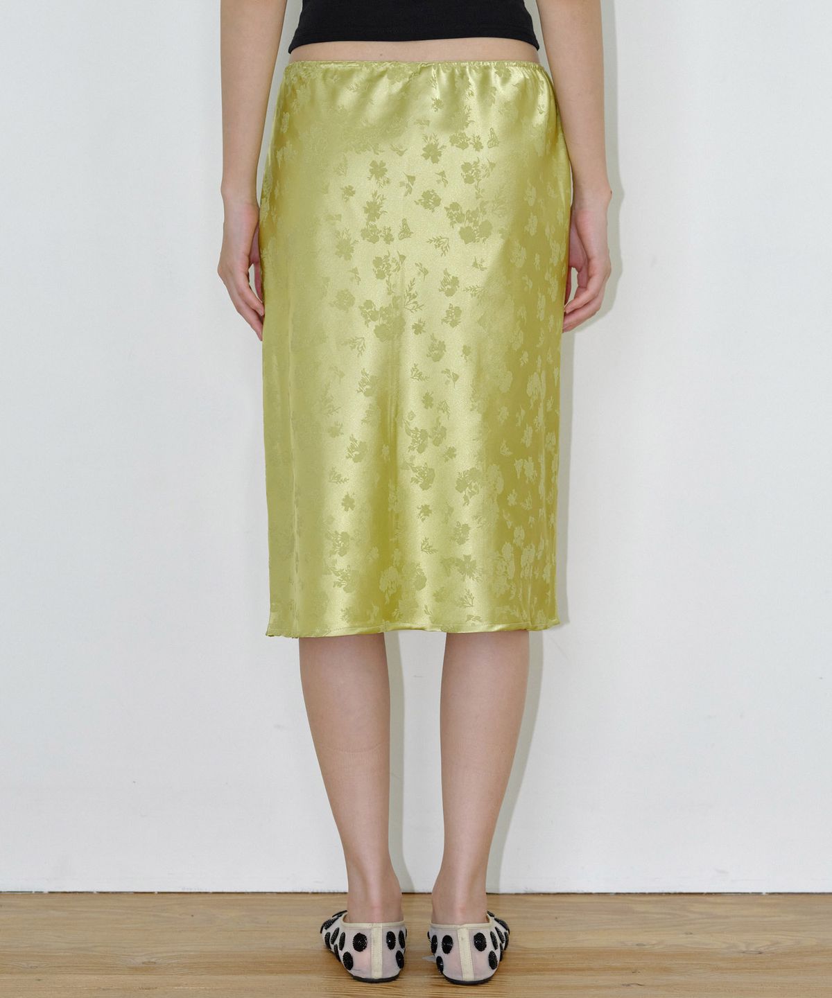 마이스(MAIS) SATIN FLORAL MIDI SKIRT / OLIVE