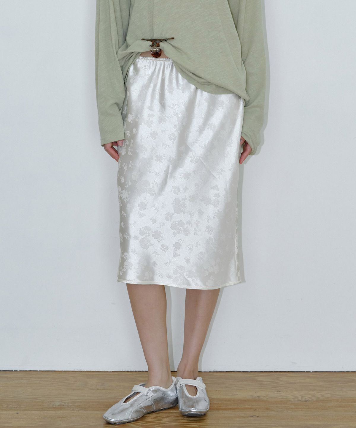 마이스(MAIS) SATIN FLORAL MIDI SKIRT / CREAM