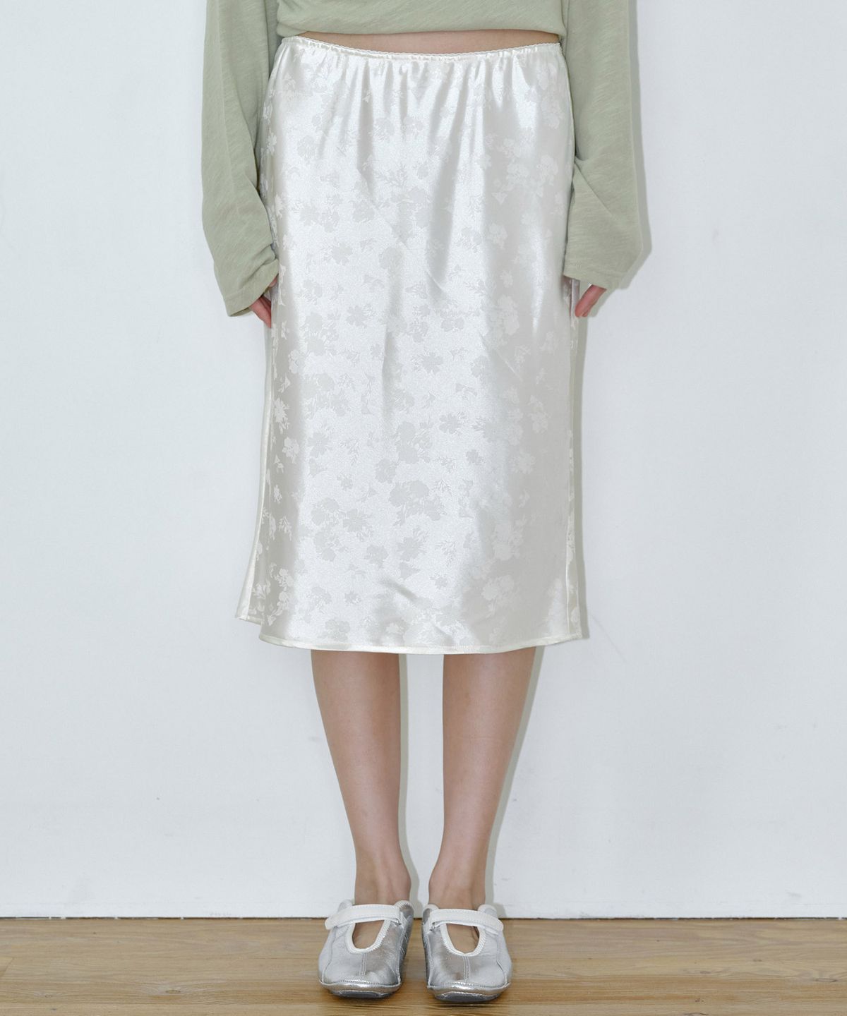 마이스(MAIS) SATIN FLORAL MIDI SKIRT / CREAM