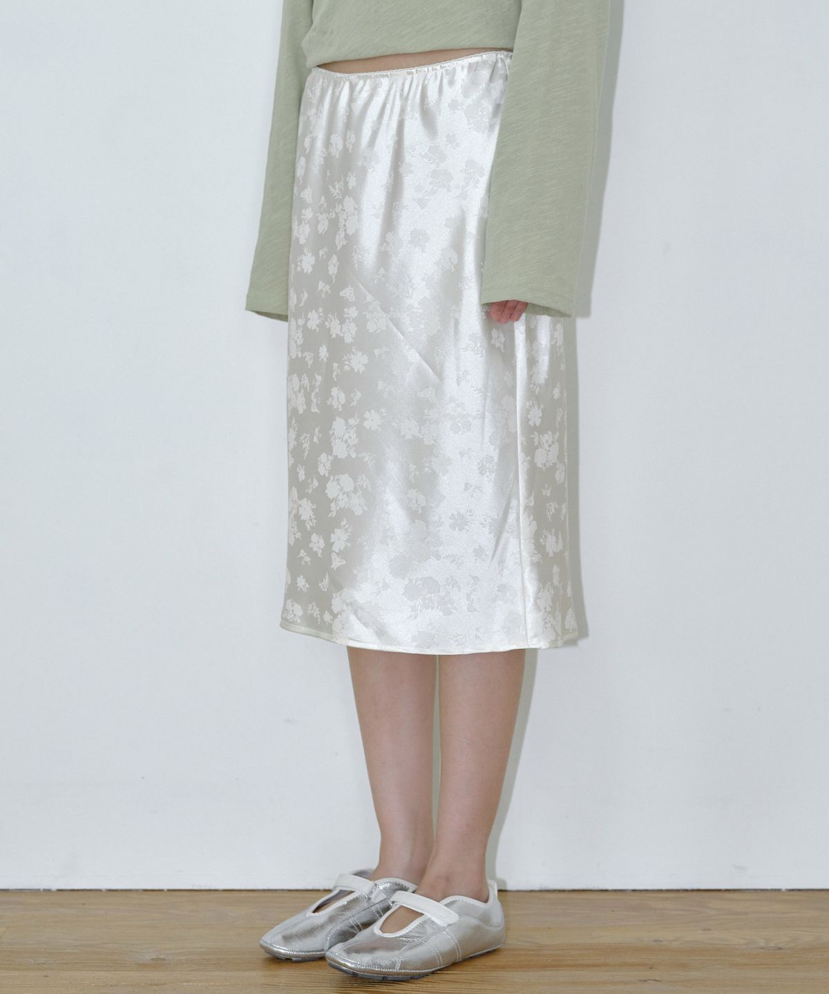 마이스(MAIS) SATIN FLORAL MIDI SKIRT / CREAM