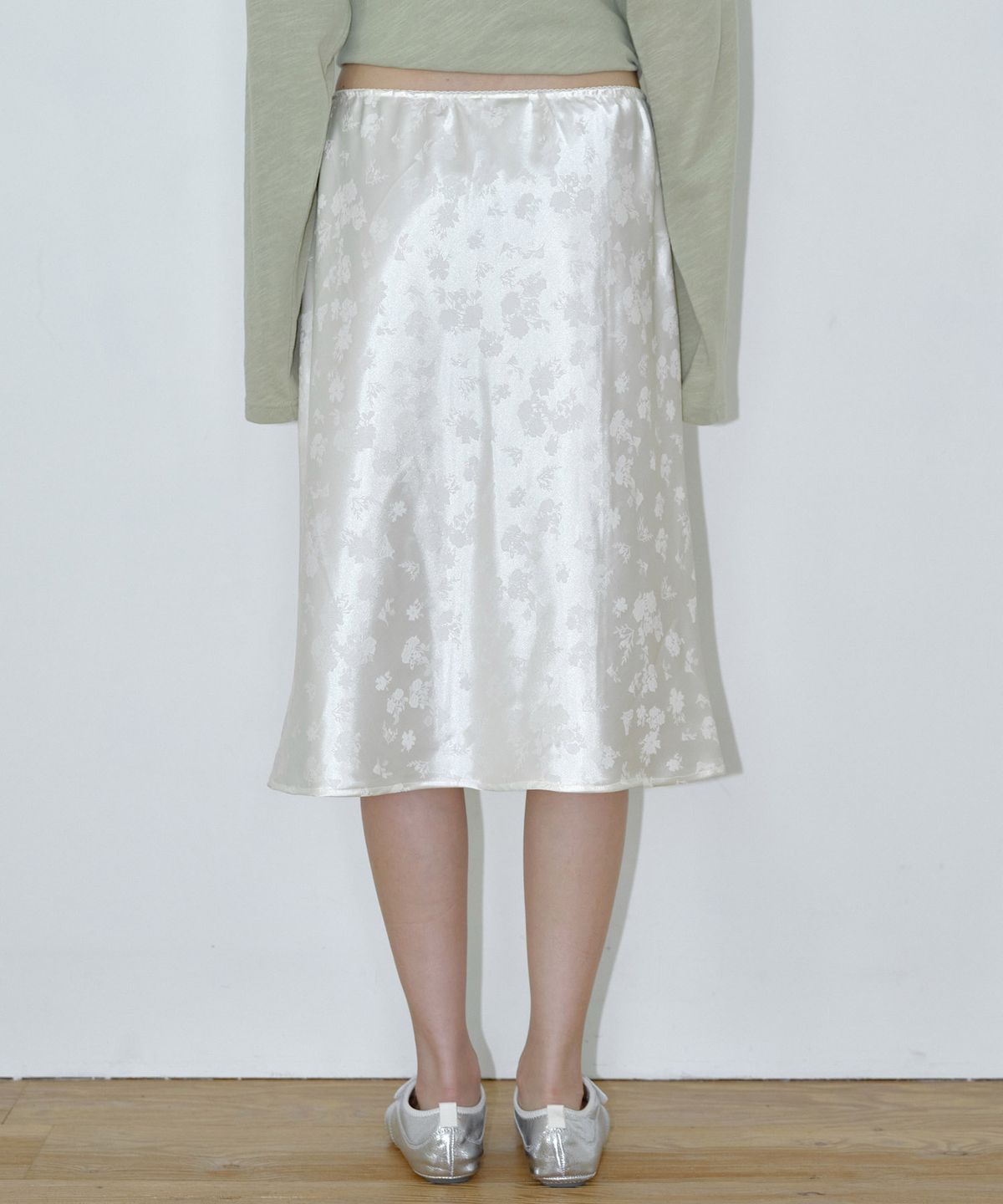 마이스(MAIS) SATIN FLORAL MIDI SKIRT / CREAM