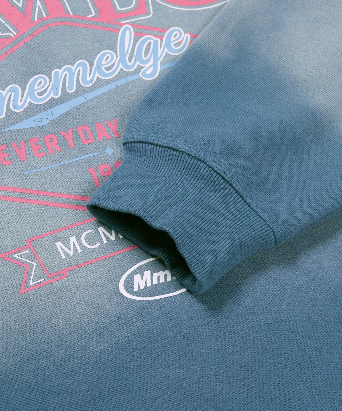 엠엠엘지(MMLG) DISTRESSED VARSITY SWEAT (BLUE)