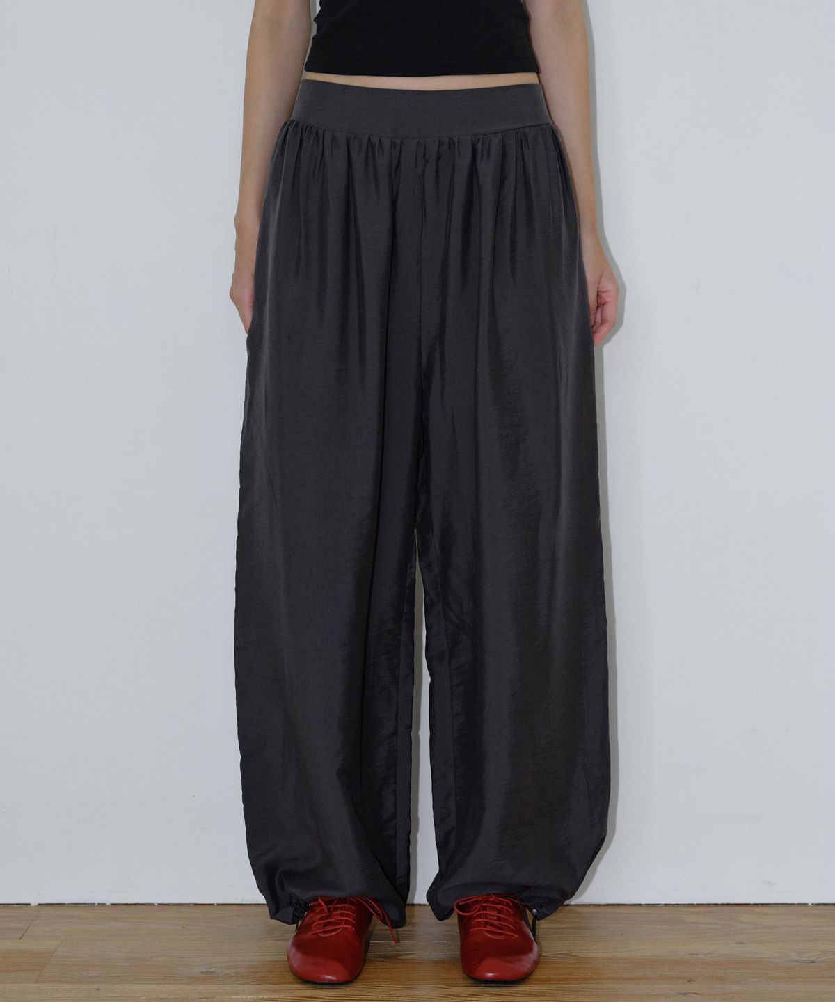 마이스(MAIS) HEM DRAWSTRING BALLOON WIDE PANTS / CHARCOAL