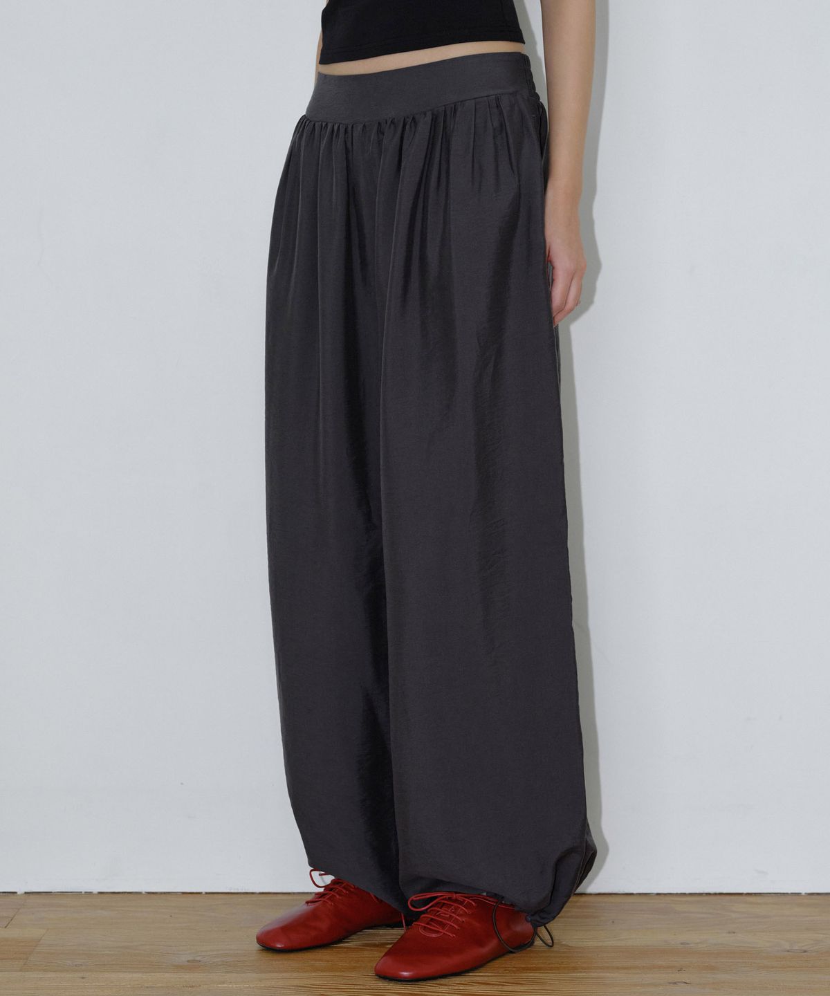 마이스(MAIS) HEM DRAWSTRING BALLOON WIDE PANTS / CHARCOAL
