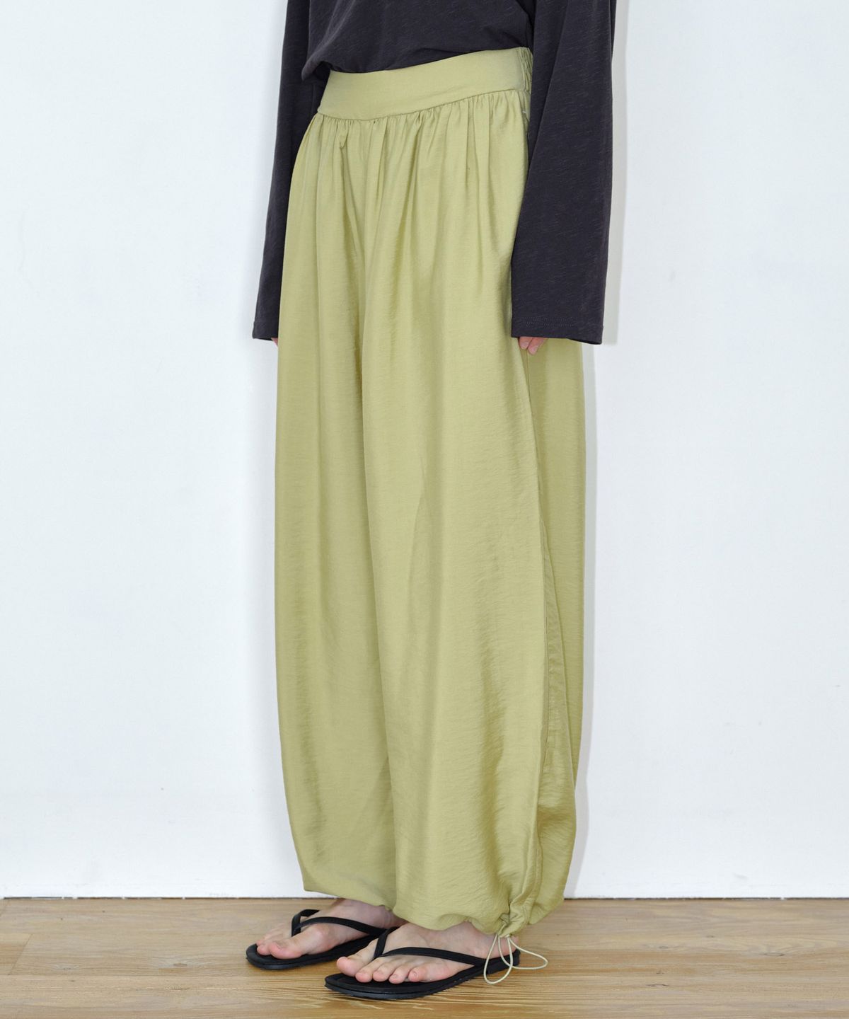 마이스(MAIS) HEM DRAWSTRING BALLOON WIDE PANTS / OLIVE