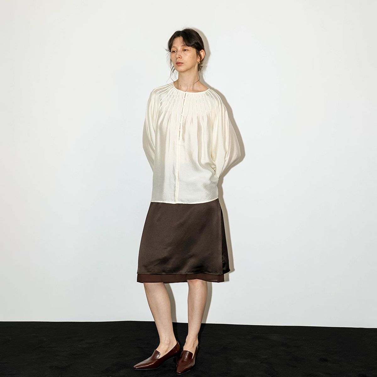웬스데이딜라잇(WEDNESDAY DELIGHT) WD_Gathered round neck blouse