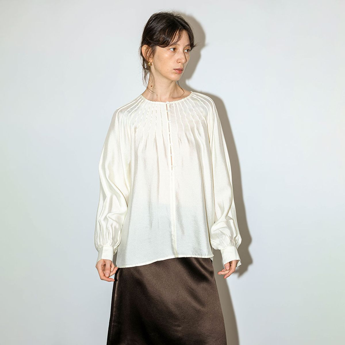 웬스데이딜라잇(WEDNESDAY DELIGHT) WD_Gathered round neck blouse