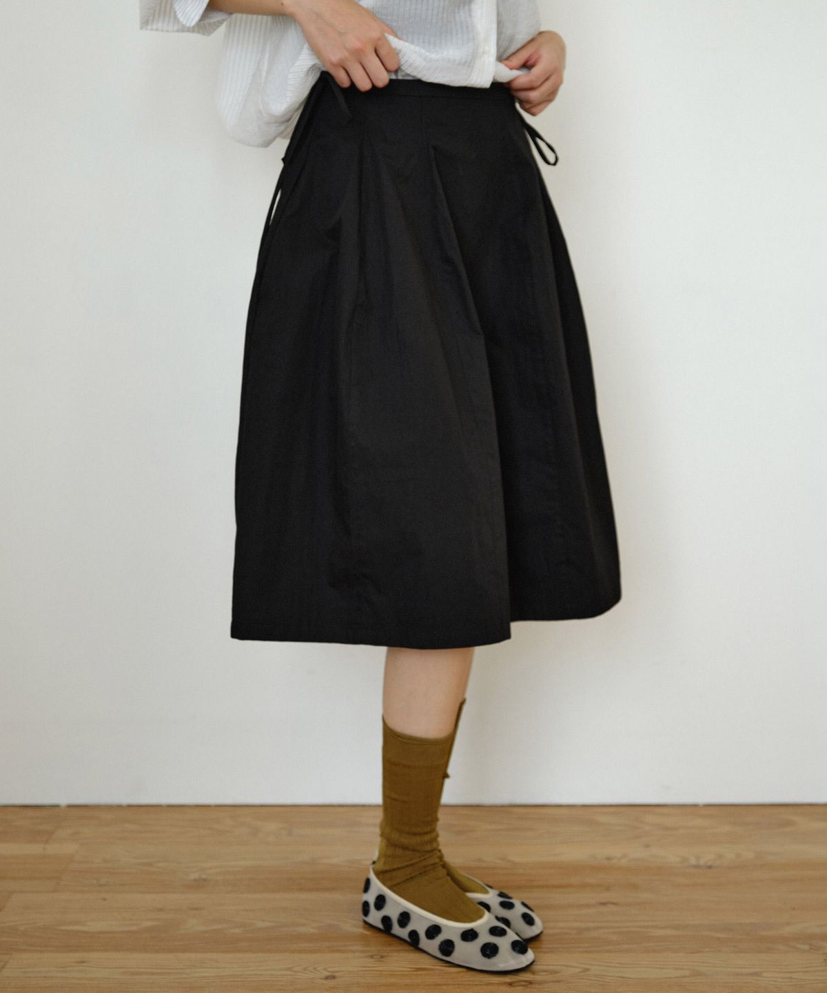 마이스(MAIS) WAVY TIE VOLUME SKIRT / BLACK