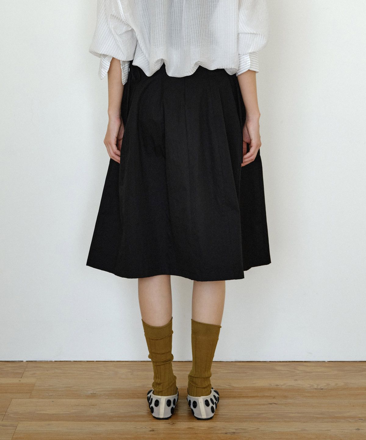 마이스(MAIS) WAVY TIE VOLUME SKIRT / BLACK