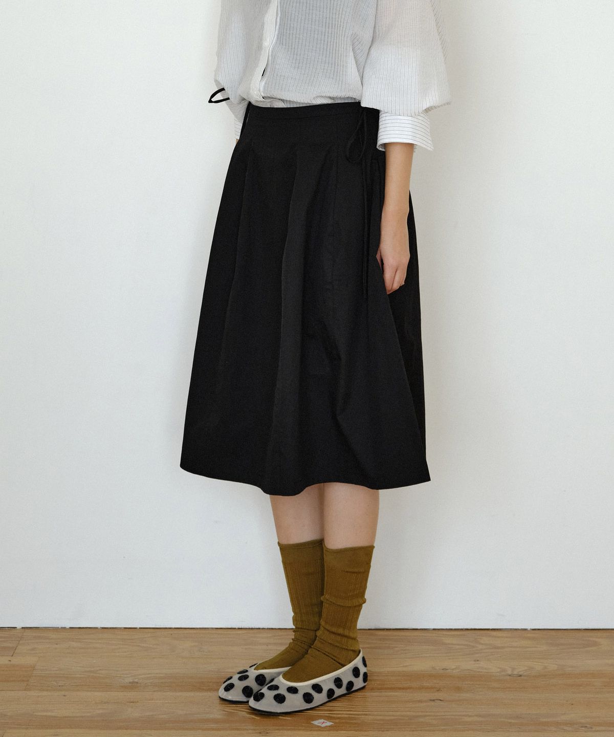 마이스(MAIS) WAVY TIE VOLUME SKIRT / BLACK