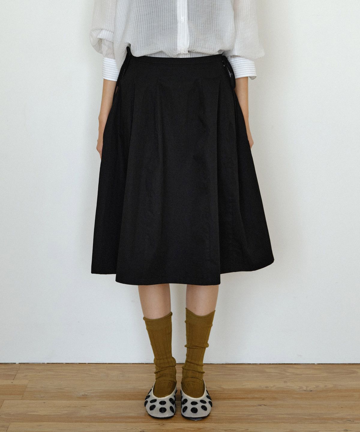 마이스(MAIS) WAVY TIE VOLUME SKIRT / BLACK