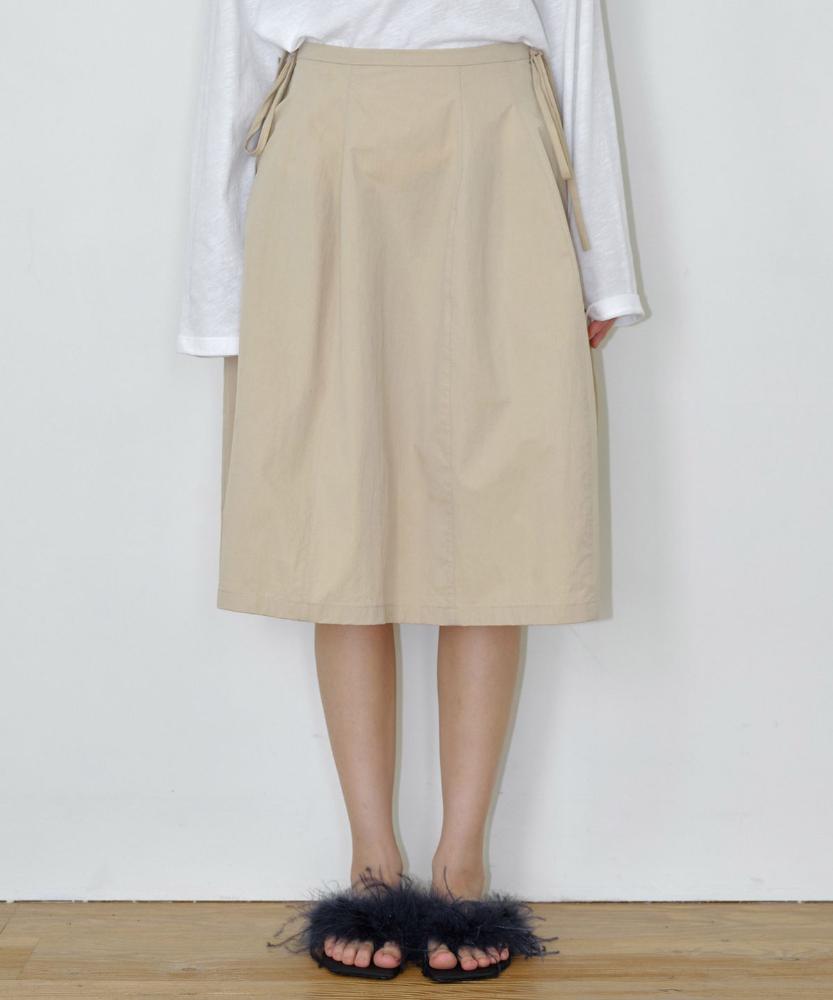 마이스(MAIS) WAVY TIE VOLUME SKIRT / BEIGE