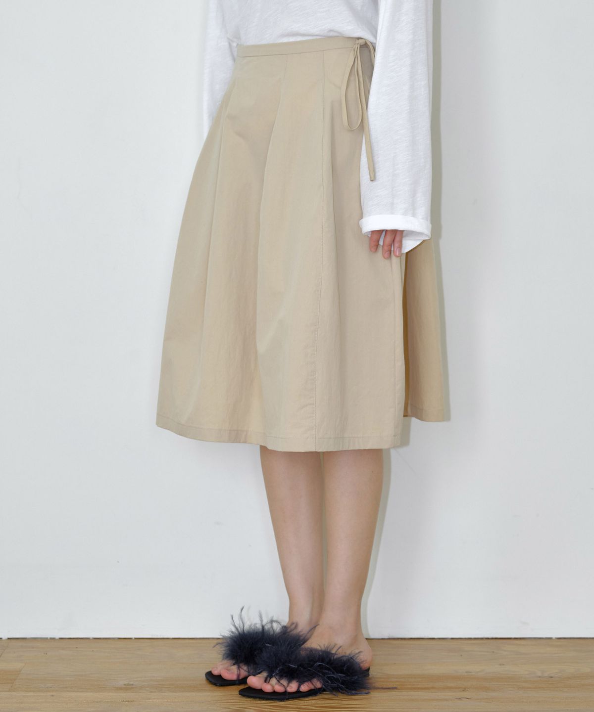 마이스(MAIS) WAVY TIE VOLUME SKIRT / BEIGE