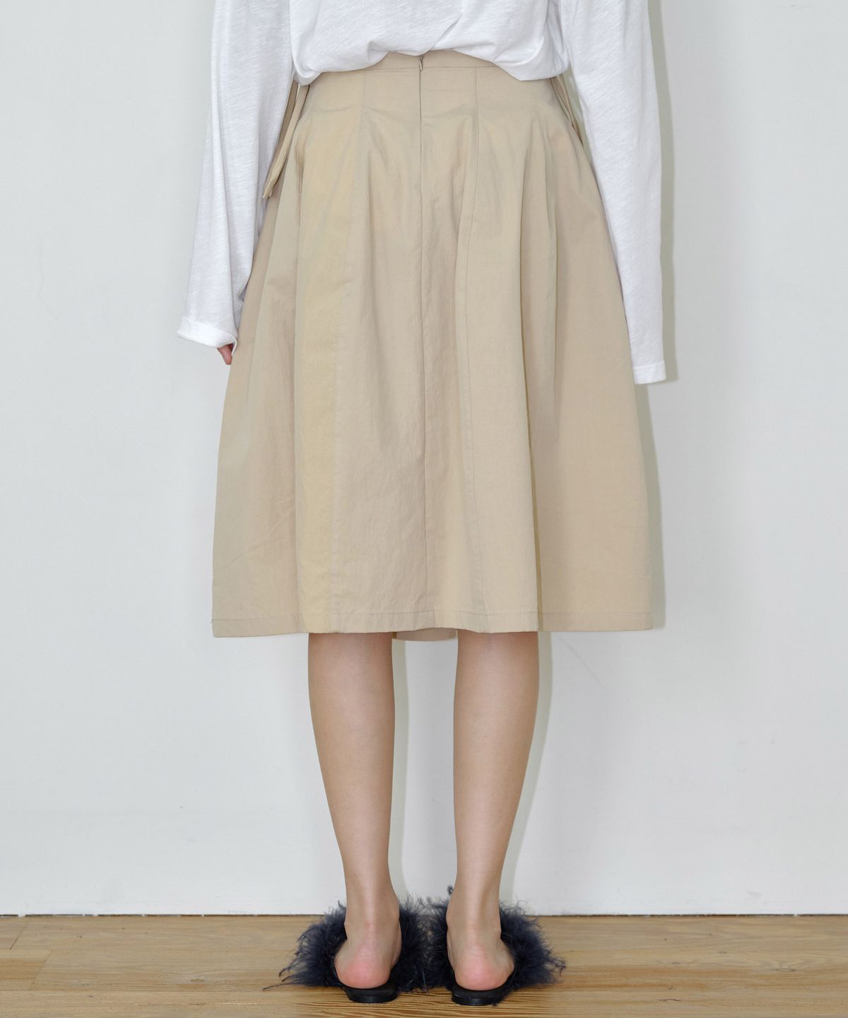 마이스(MAIS) WAVY TIE VOLUME SKIRT / BEIGE