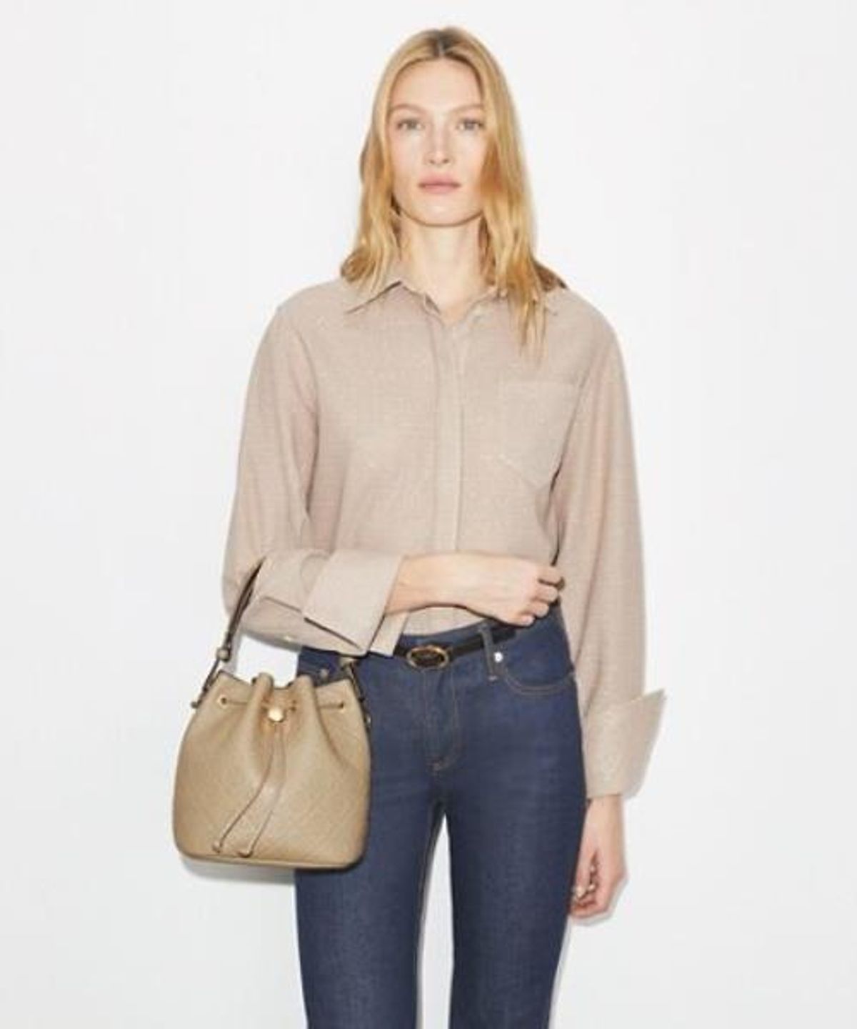 토리버치(TORYBURCH) 티 모노그램 페블 버킷 백 - 프레시 클레이