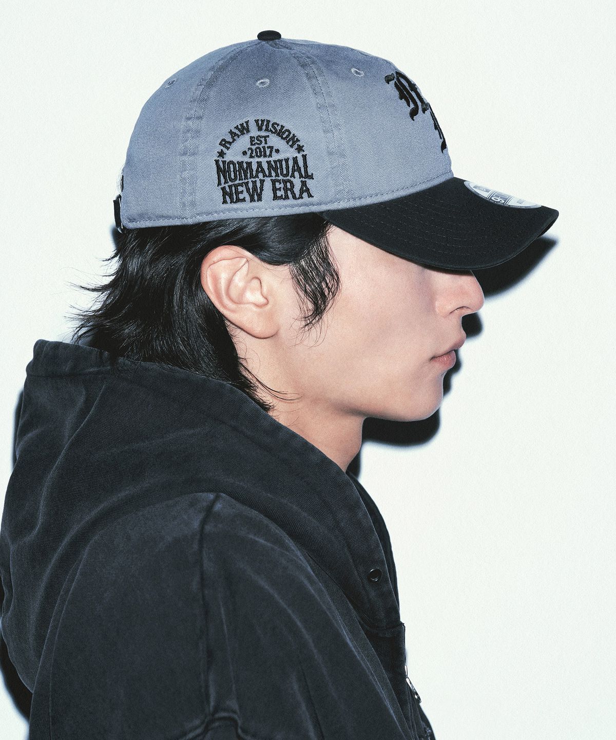 노매뉴얼(NOMANUAL) NM x NEW ERA 940UNST NM INITIAL LOGO - CHARCOAL