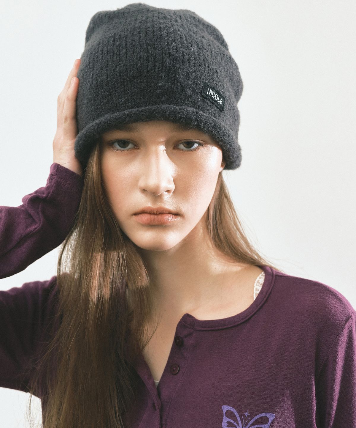 닉앤니콜(NICK&NICOLE) NICOLE LABEL ROLL UP BEANIE_CHARCOAL