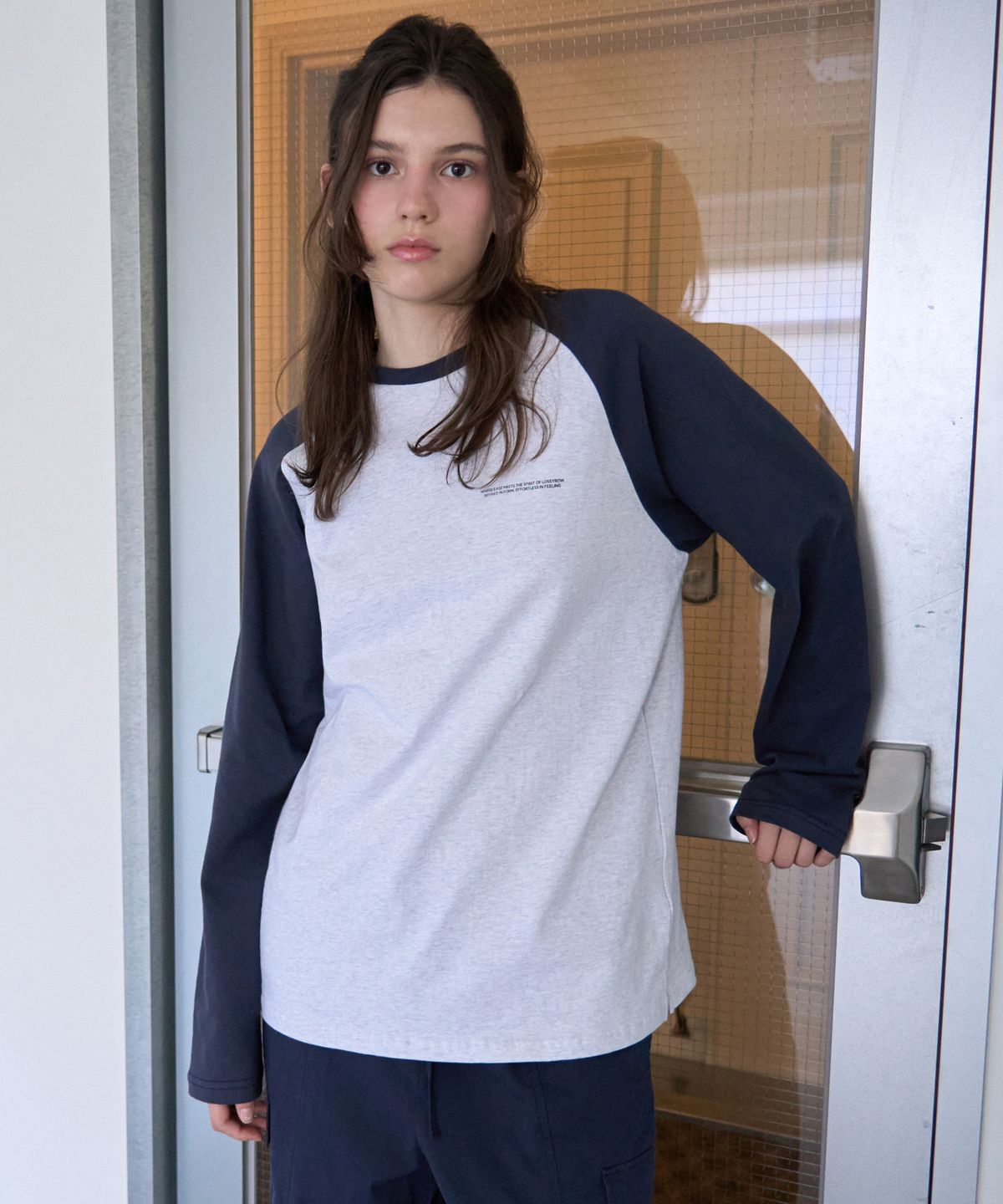 로시로우(LOSSYROW) Lettering Raglan Long Sleeve Tee - Navy