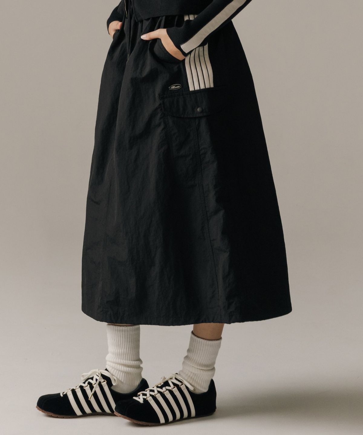 케이스위스(K-SWISS) 여성 우븐 스트라이프 롱 스커트_1KSSKFV504BK