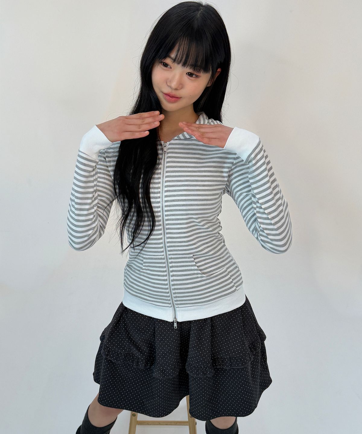 나이엔(NAAIEEN) 코듀로이 도트 프릴 미디 스커트 차콜