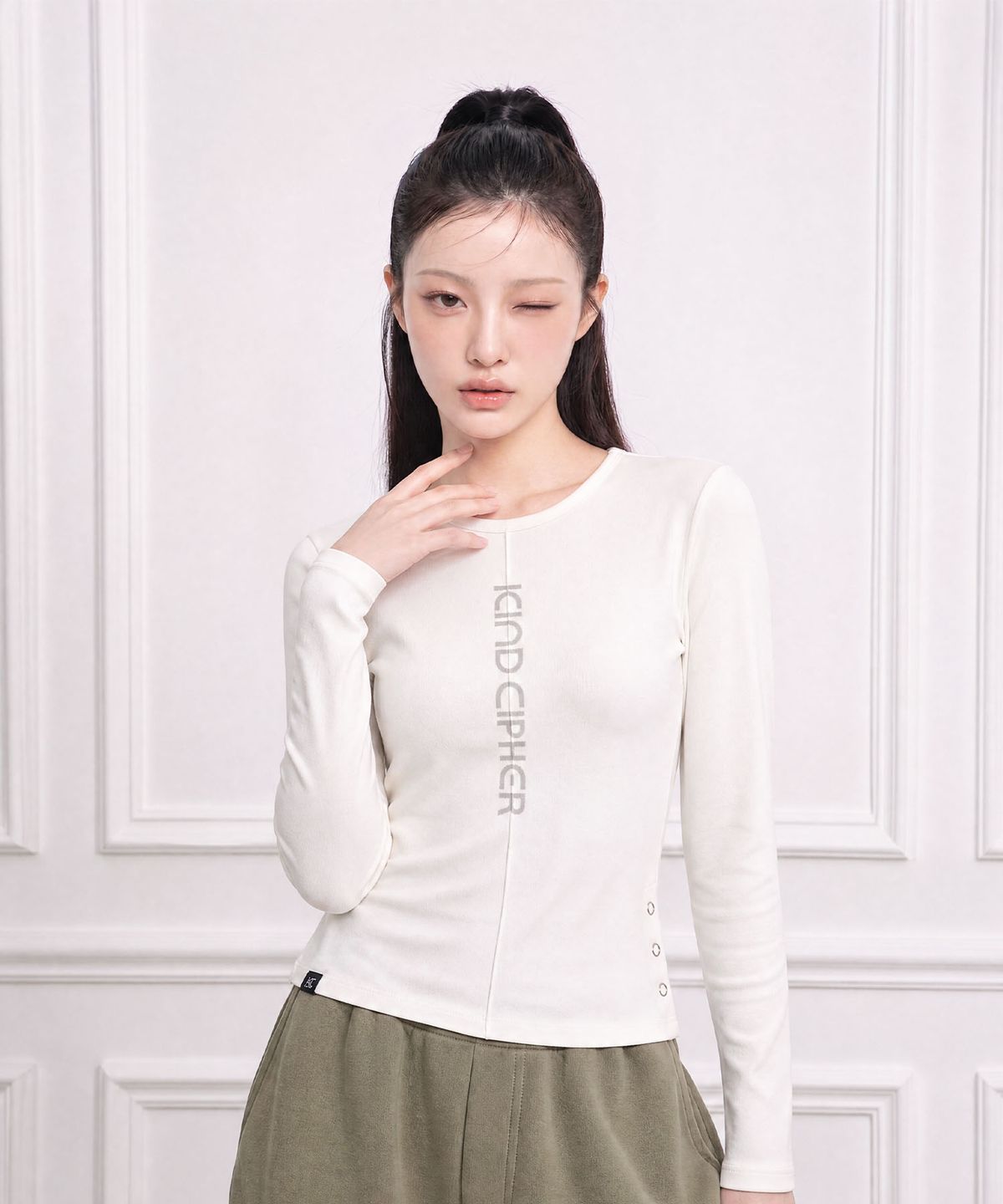 카인드싸이퍼(KIND CIPHER) 사이드 스냅 레터링 티셔츠 화이트