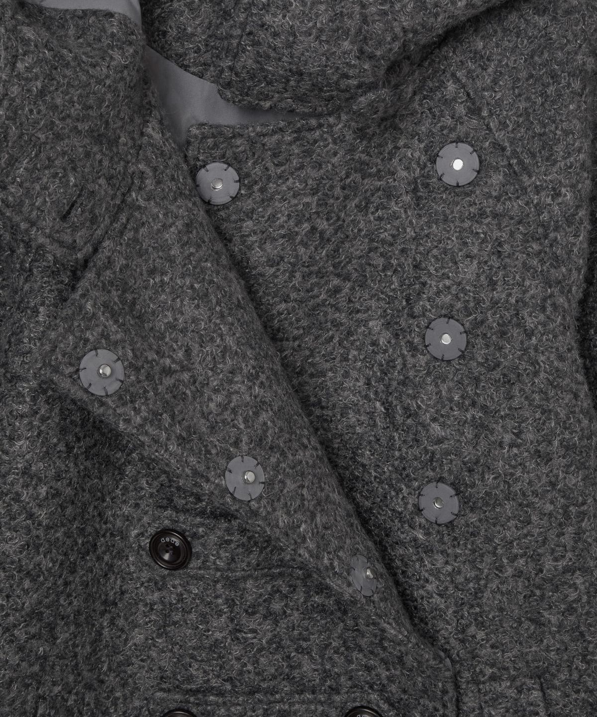 에이이에이이(AEAE) BIG BUTTON HALF COAT [CHARCOAL]