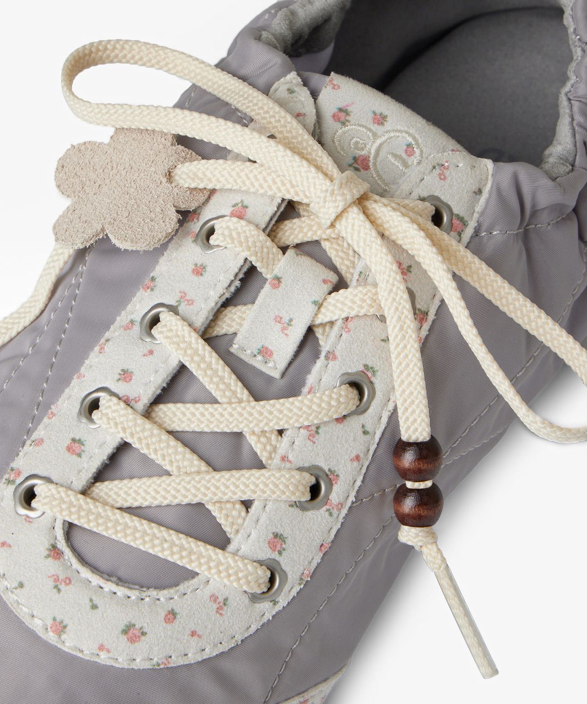 에이이에이이(AEAE) AEAE FLOWER TRAINER [LIGHT GREY]
