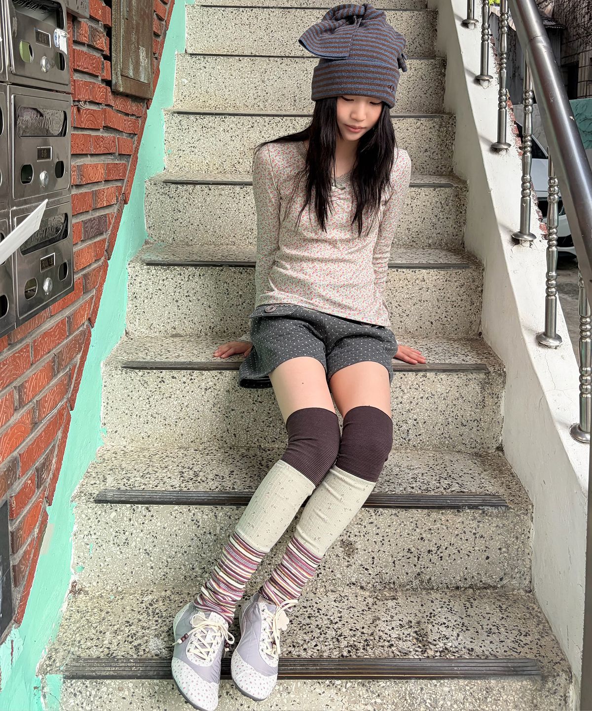에이이에이이(AEAE) AEAE FLOWER TRAINER [LIGHT GREY]
