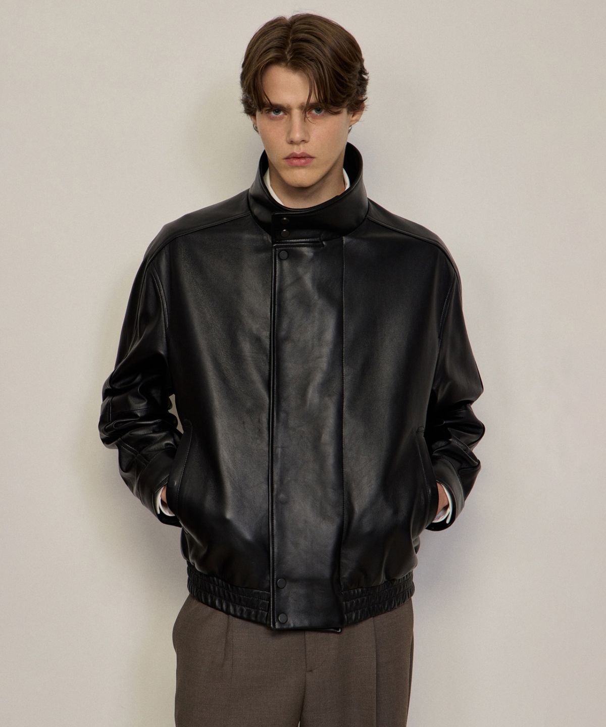 질스튜어트뉴욕 맨(JILLSTUART NEWYORK MEN) 램스킨 하이넥 블루종 - 블랙 (JNJU6C701BK)