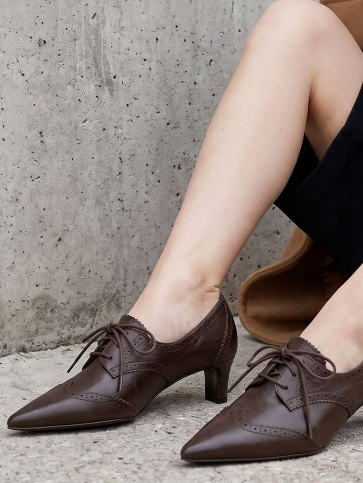 인더발코니(IN THE BALCONY) Brooke 2종 컷팅 포인티드 옥스포드 펌프스