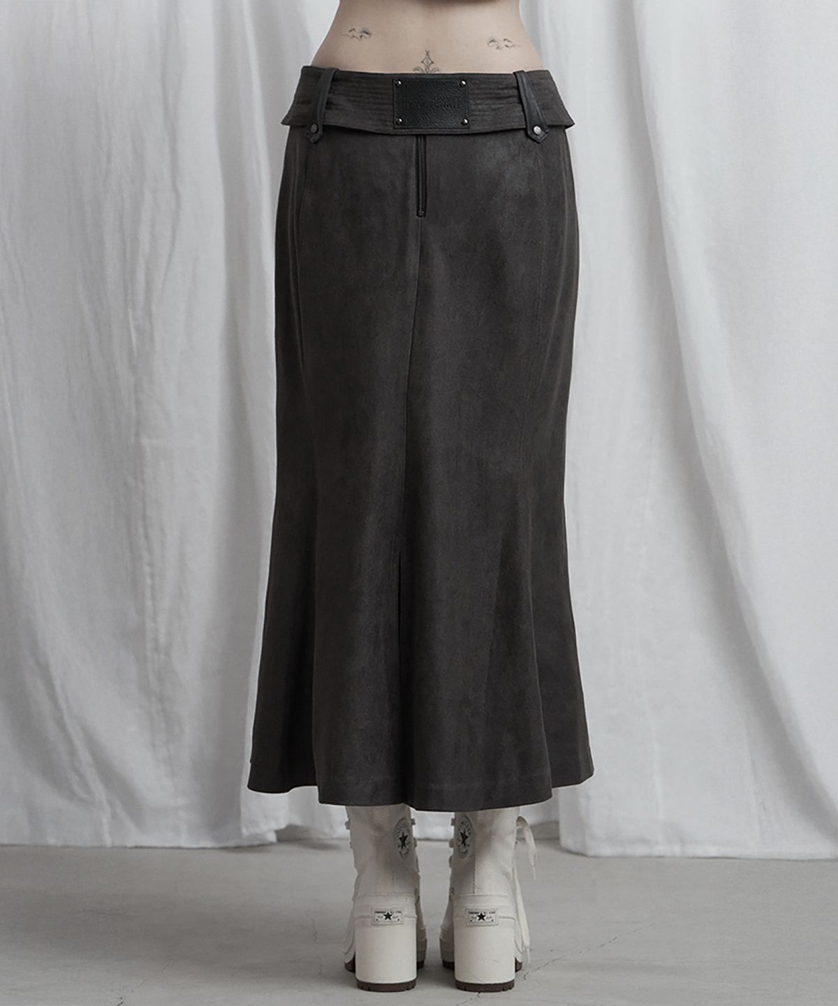 에트오소메(ETRE AU SOMMET) Suede Belt Low Rise Long Skirt (Charcoal)