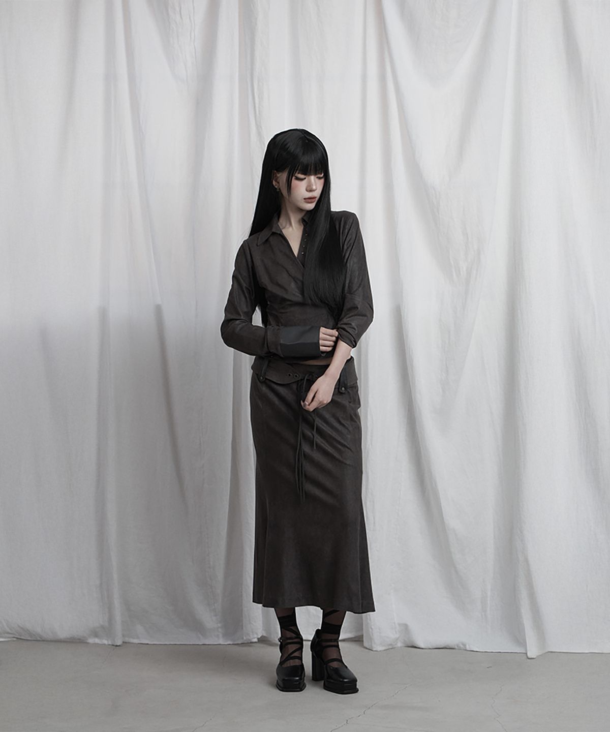 에트오소메(ETRE AU SOMMET) Suede Belt Low Rise Long Skirt (Charcoal)
