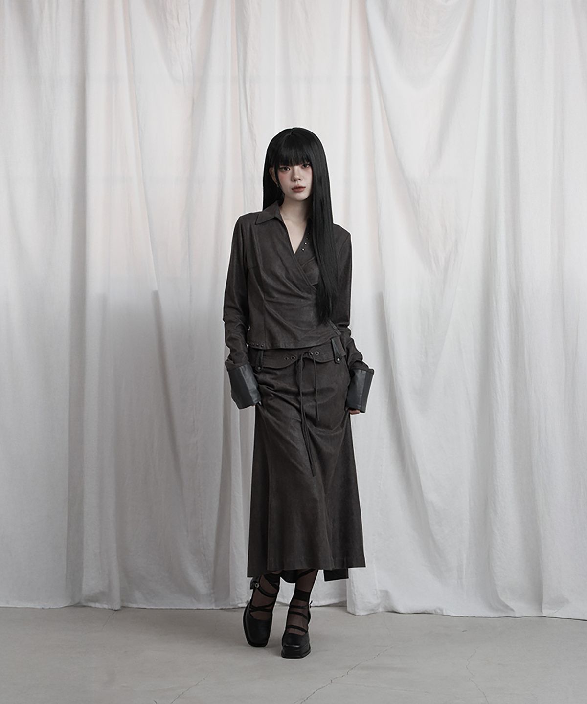 에트오소메(ETRE AU SOMMET) Suede Belt Low Rise Long Skirt (Charcoal)
