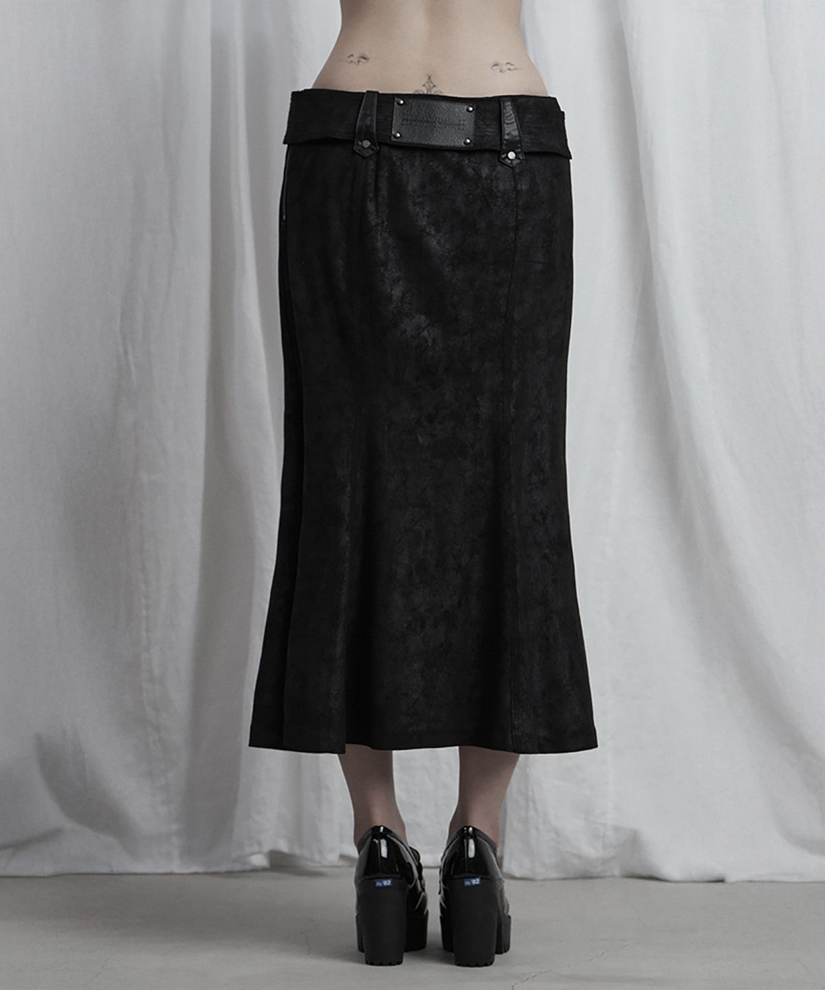 에트오소메(ETRE AU SOMMET) Suede Belt Low Rise Long Skirt (Black)