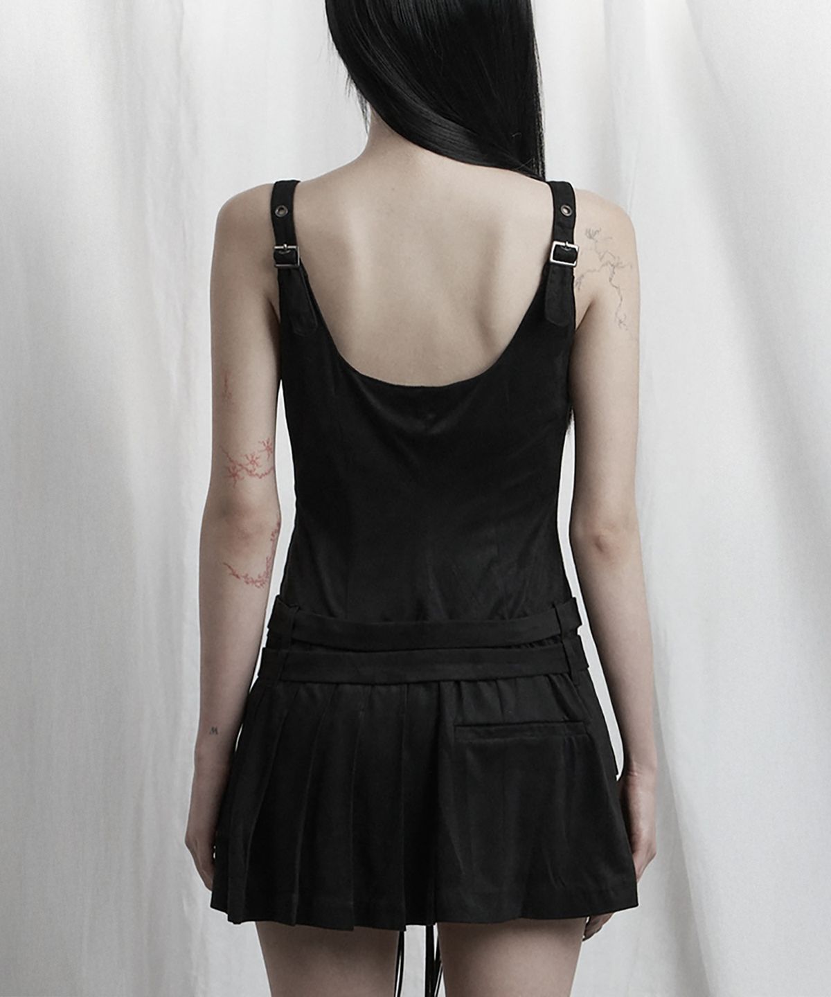 에트오소메(ETRE AU SOMMET) Cargo Belt Pocket Pleated Mini One-Piece (Black)