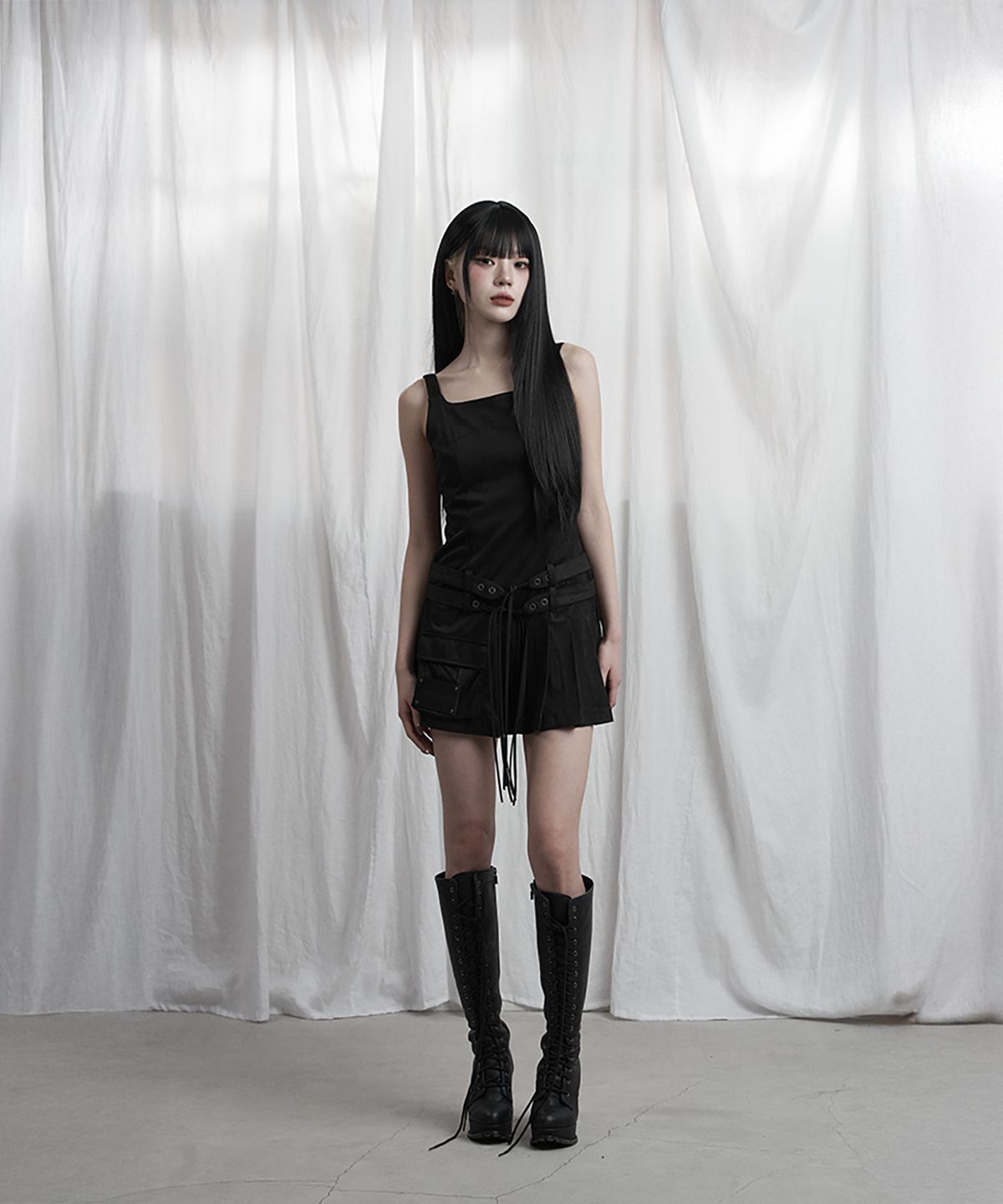 에트오소메(ETRE AU SOMMET) Cargo Belt Pocket Pleated Mini One-Piece (Black)