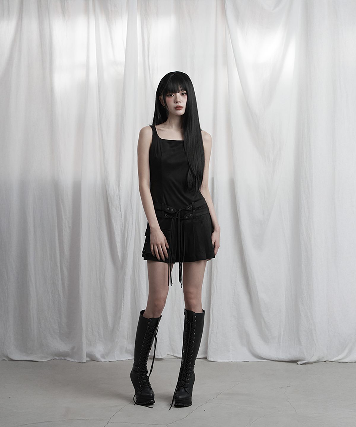 에트오소메(ETRE AU SOMMET) Cargo Belt Pocket Pleated Mini One-Piece (Black)