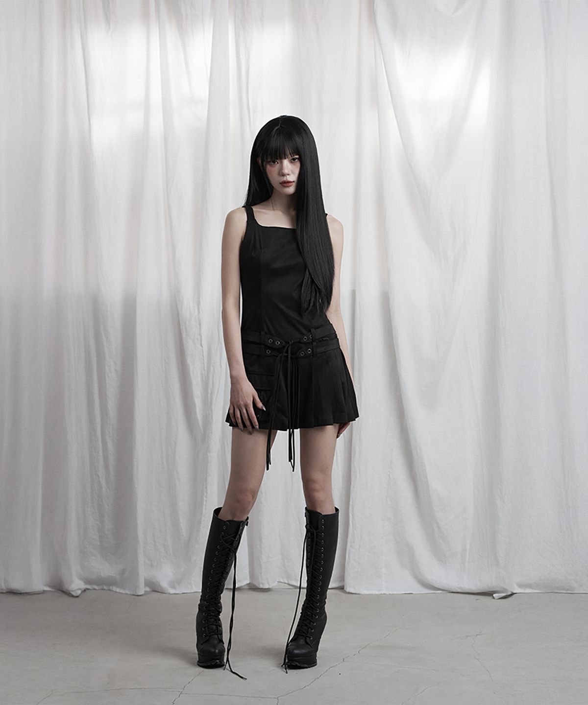 에트오소메(ETRE AU SOMMET) Cargo Belt Pocket Pleated Mini One-Piece (Black)