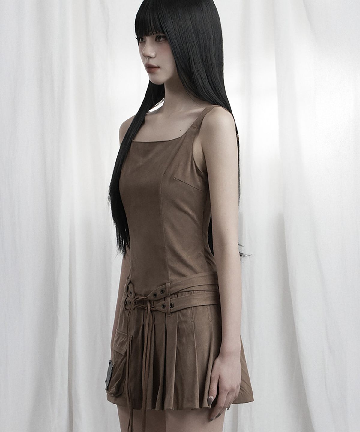 에트오소메(ETRE AU SOMMET) Cargo Belt Pocket Pleated Mini One-Piece (Brown)