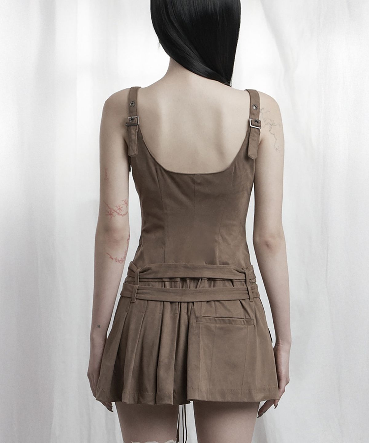 에트오소메(ETRE AU SOMMET) Cargo Belt Pocket Pleated Mini One-Piece (Brown)