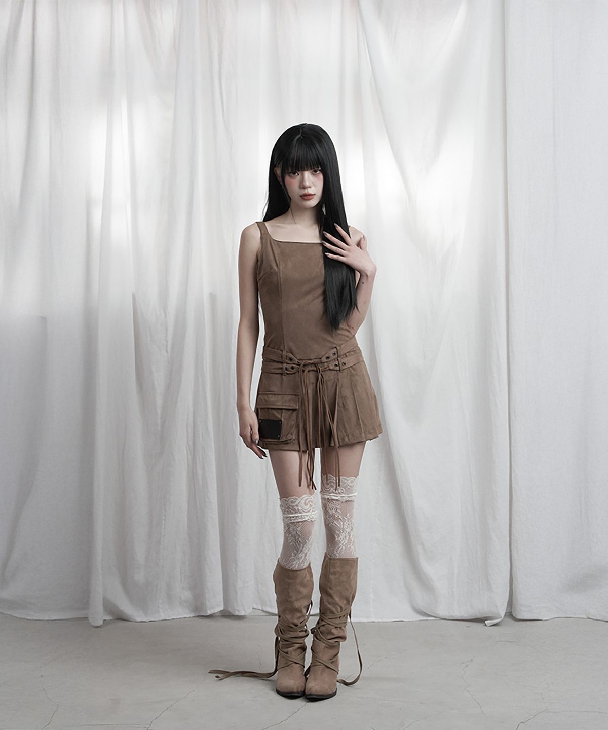 에트오소메(ETRE AU SOMMET) Cargo Belt Pocket Pleated Mini One-Piece (Brown)