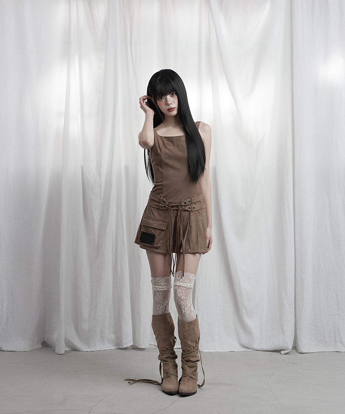 에트오소메(ETRE AU SOMMET) Cargo Belt Pocket Pleated Mini One-Piece (Brown)