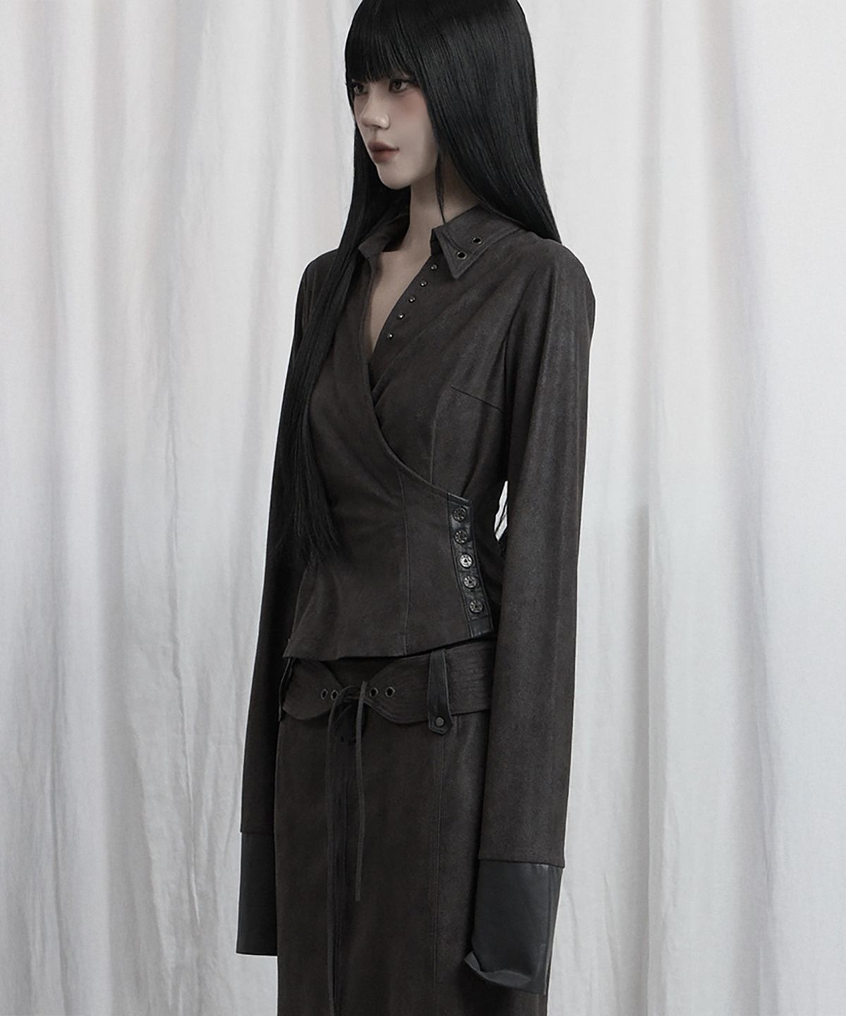 에트오소메(ETRE AU SOMMET) Drape Suede Shirring Blouse (Charcoal)