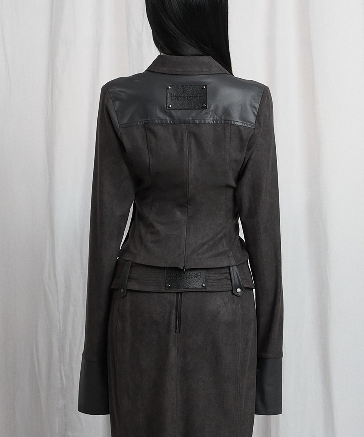에트오소메(ETRE AU SOMMET) Drape Suede Shirring Blouse (Charcoal)