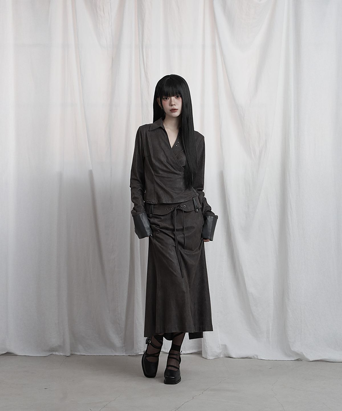 에트오소메(ETRE AU SOMMET) Drape Suede Shirring Blouse (Charcoal)