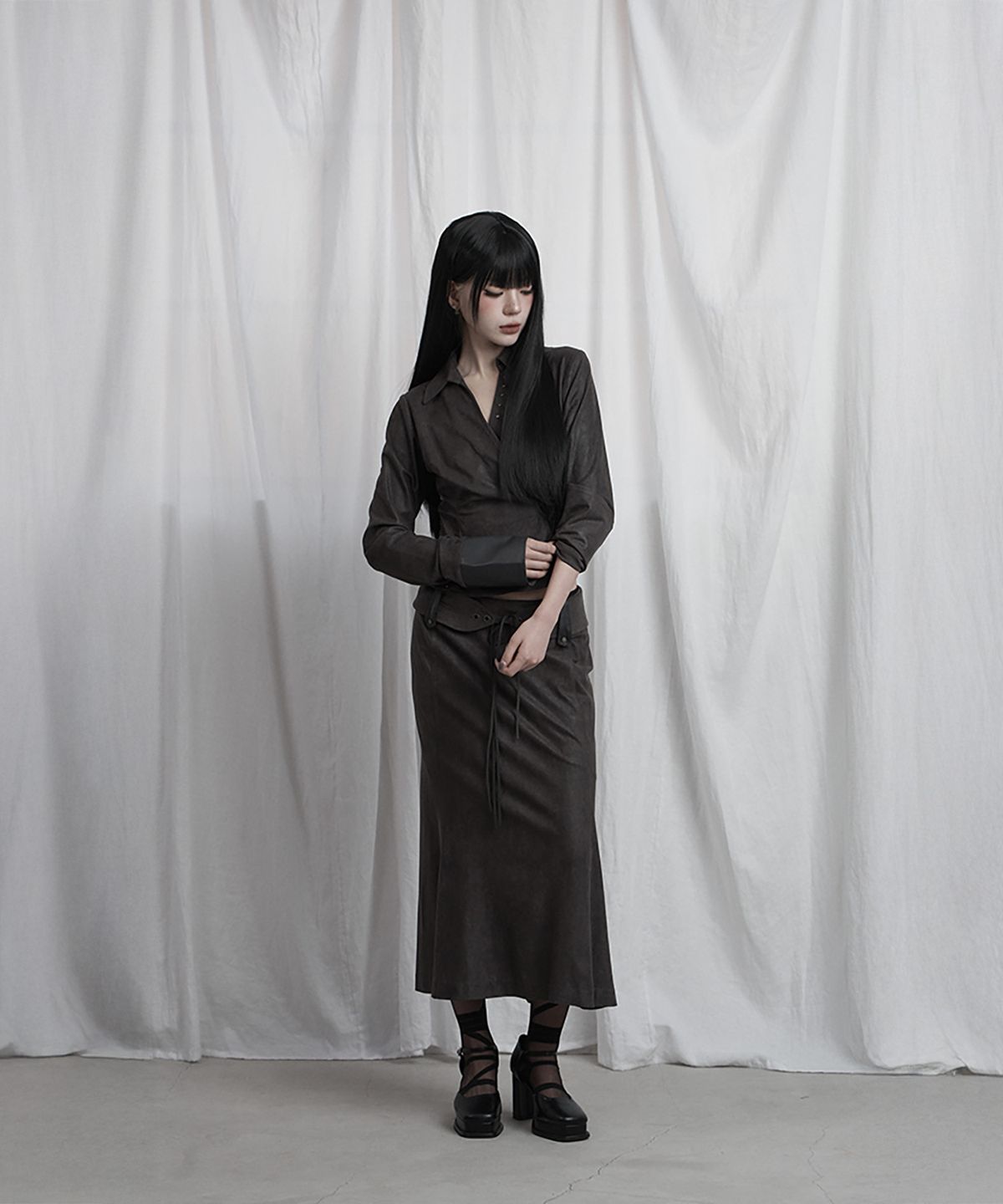 에트오소메(ETRE AU SOMMET) Drape Suede Shirring Blouse (Charcoal)