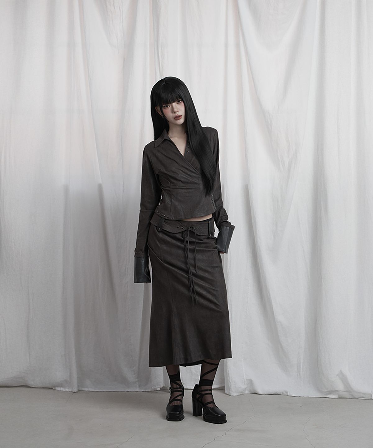에트오소메(ETRE AU SOMMET) Drape Suede Shirring Blouse (Charcoal)