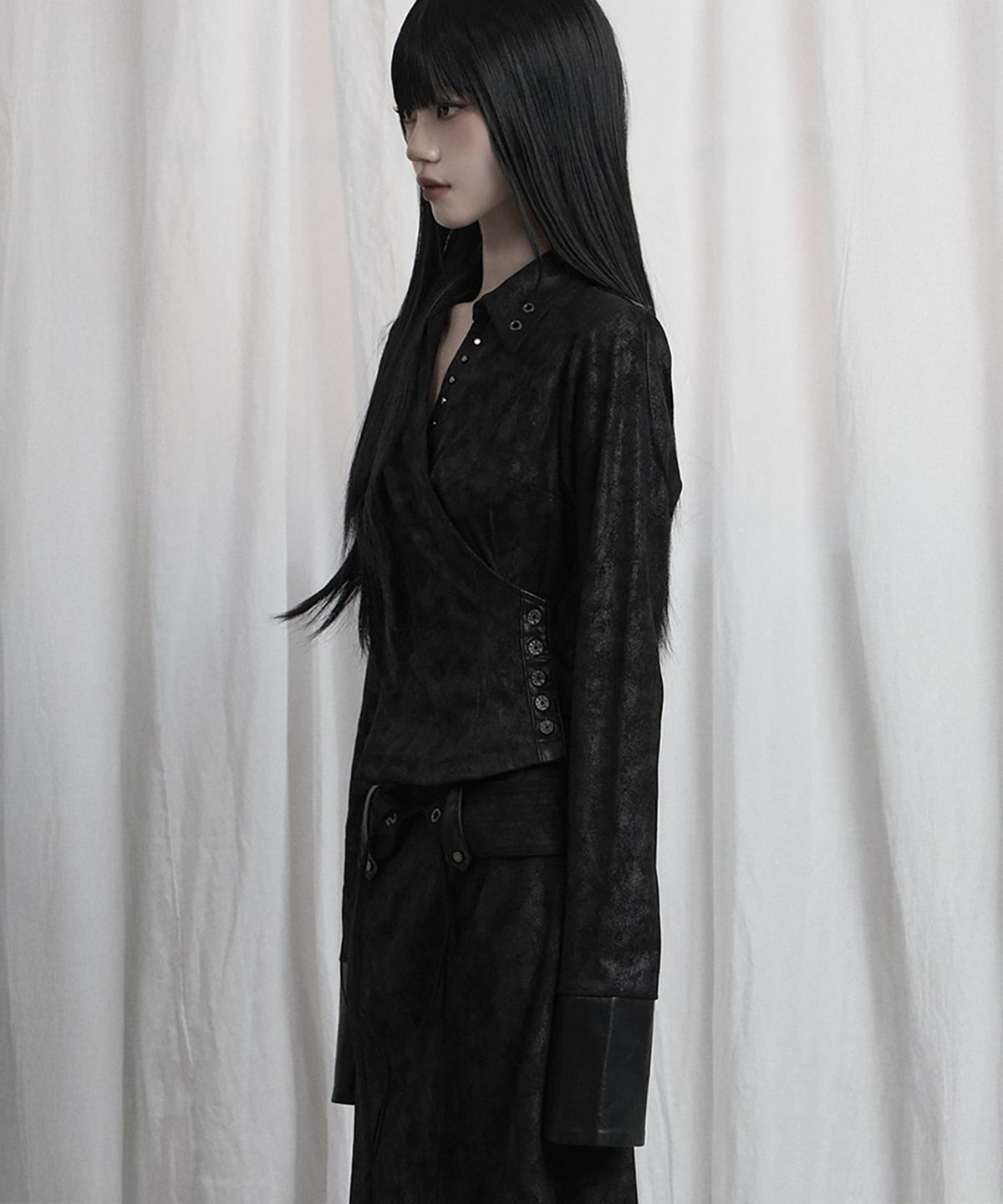 에트오소메(ETRE AU SOMMET) Drape Suede Shirring Blouse (Black)