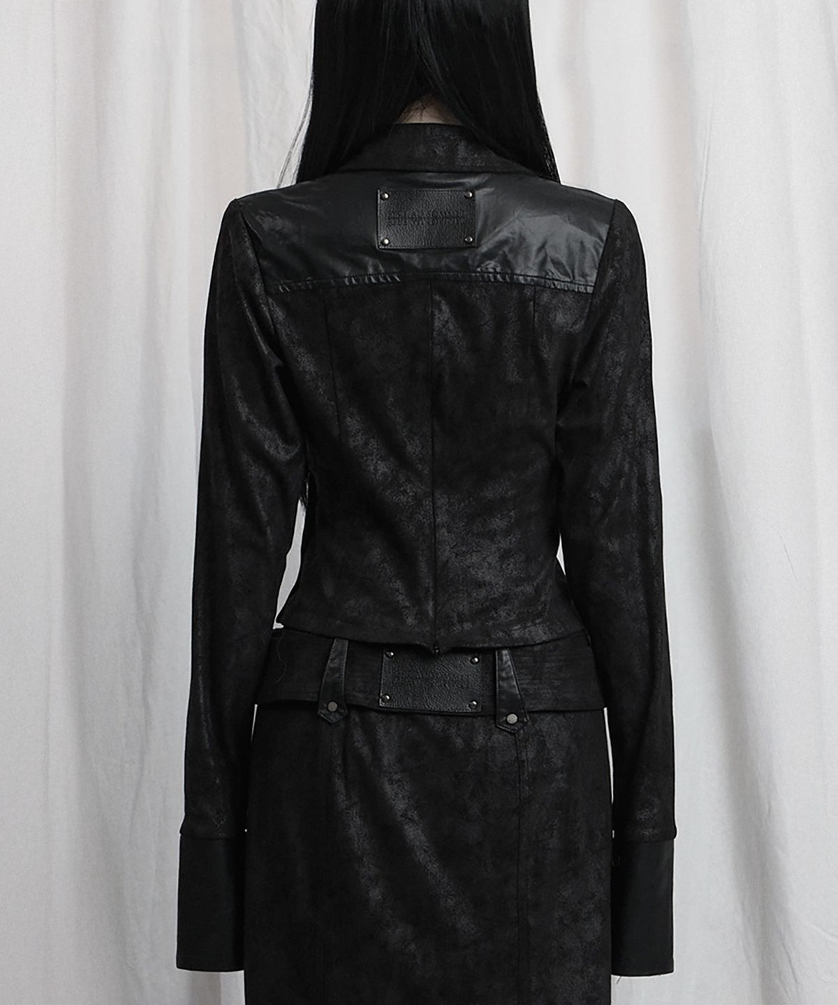 에트오소메(ETRE AU SOMMET) Drape Suede Shirring Blouse (Black)